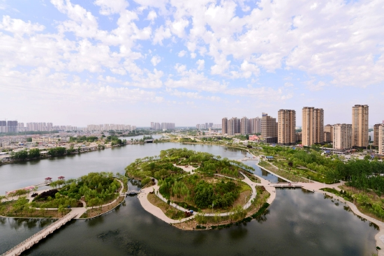 （菏澤市趙王河公園。圖片來源：菏澤市攝影家協(xié)會《春天的趙王河》）